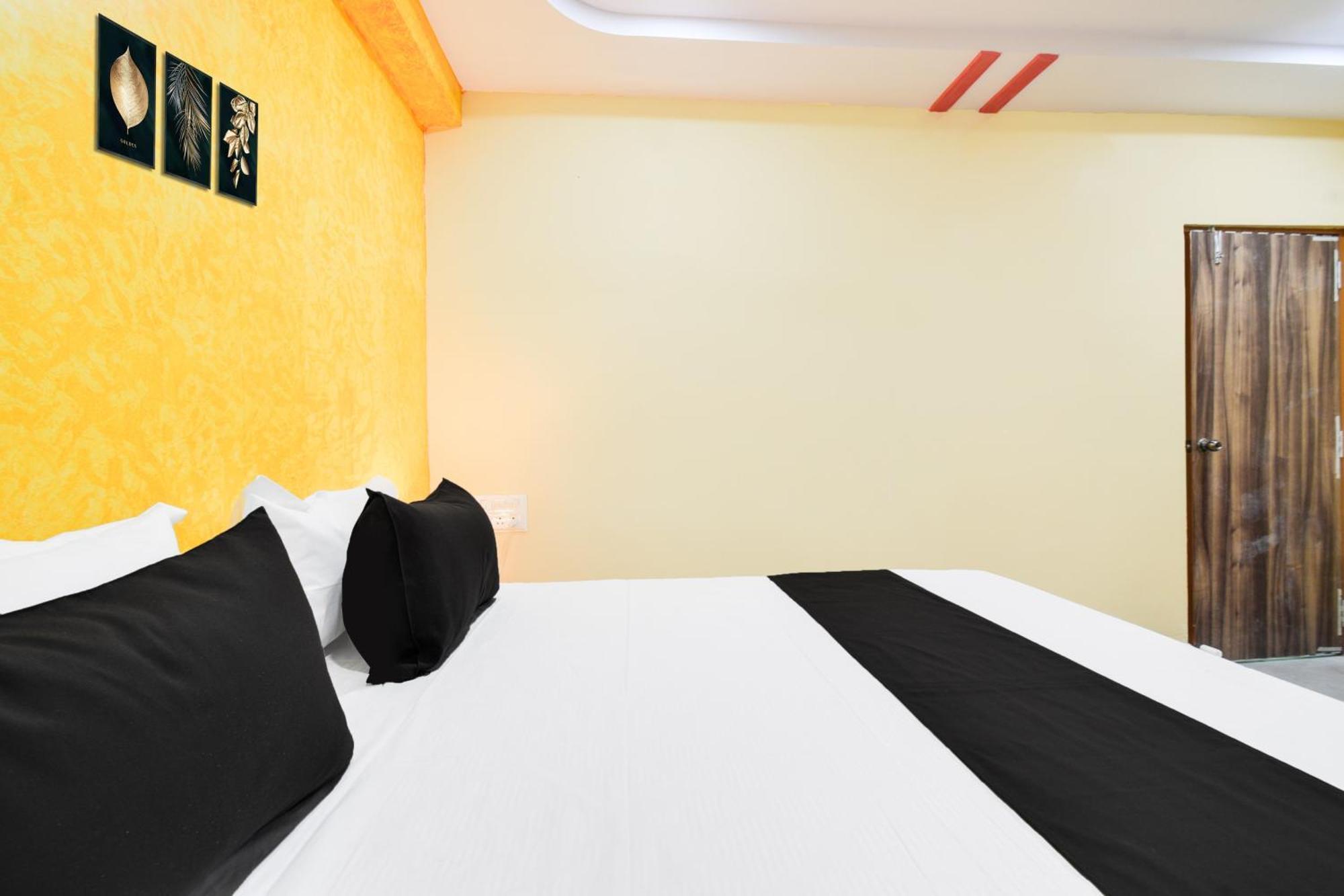 Hotel O Lucky Grand Hyderabad Bagian luar foto