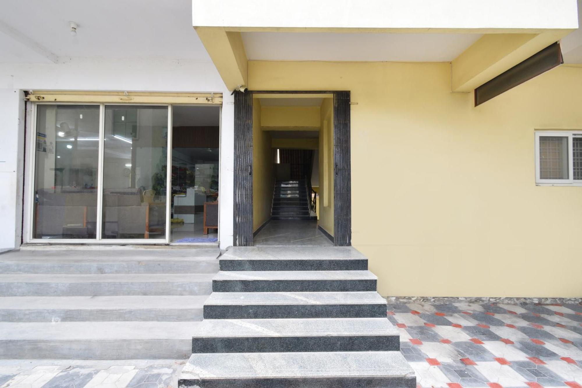 Hotel O Lucky Grand Hyderabad Bagian luar foto